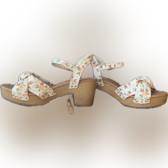 Universal Thread, women’s sandals, small heel, size 6 1/2, cute floral pattern - Picture 2 of 15